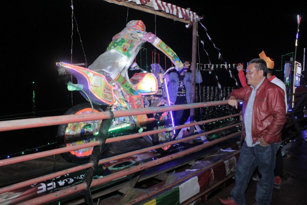 Ragam keriang bandong yang dipamerkan di Sungai Sekayam pada malam pergantian tahun, Senin (3114)Ram