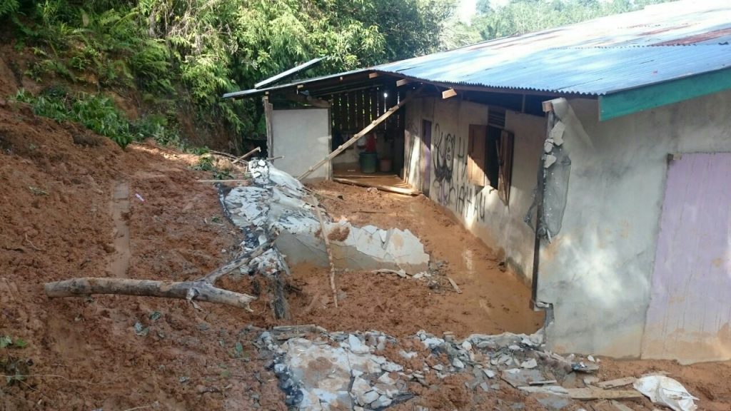 Sejumlah rumah yang rusak akibat banjir.