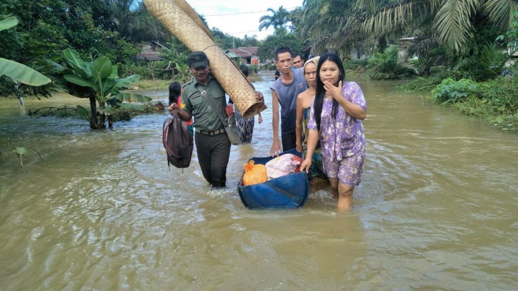 Dibantu aparat TNI warga Desa Sungai Kunyil mengungsi ke rumah sanak saudara mereka///ist