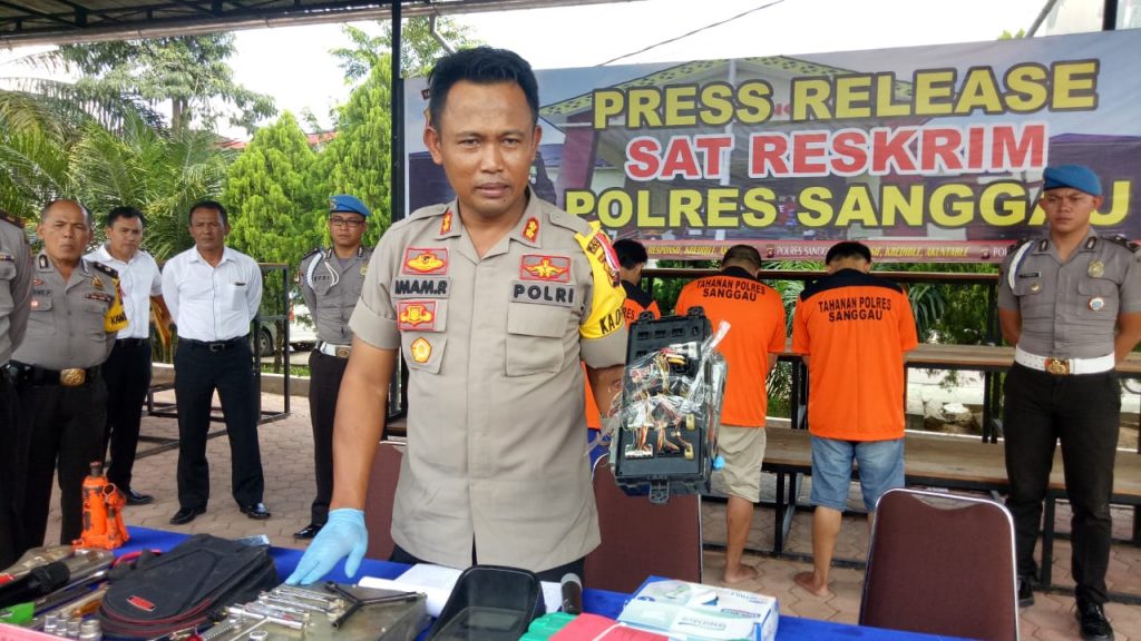 Kapolres Menunjukan barang bukti satu set alat controller monitor horse power eksavator senilai sekitar Rp 50 juta//Ram