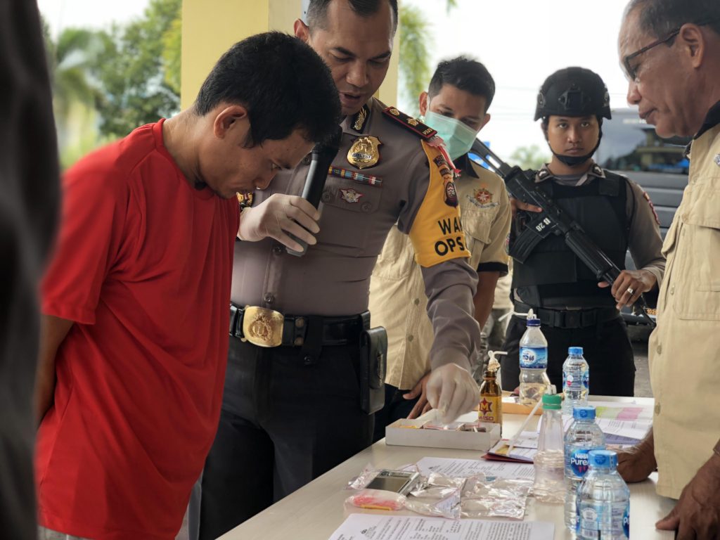 suasana tersangka rohendi ditangkap polsek sandai saat menunjukkan barang bukti sabu saat pres rilis