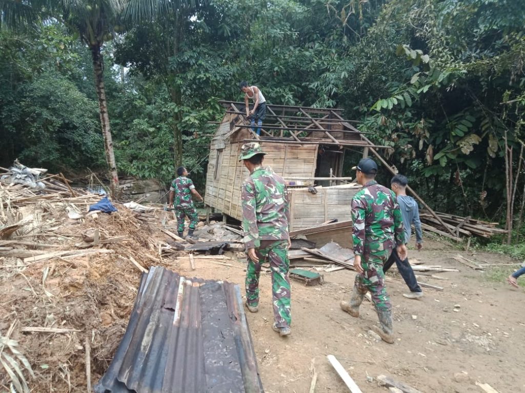 TNI bantu warga bersihkan sisa-sisa reruntuhan akibat tanah longsor di Bengkayang. FOTO-FOTO/Titi