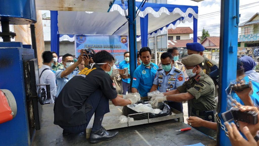 pemusnahan barang bukti narkoba berupa sabu seberat 4,5 kg menggunakan mesin incinerator foto joni