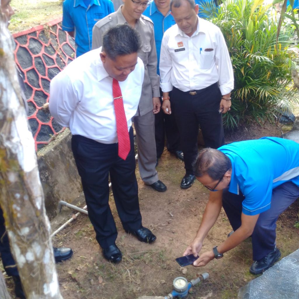 Bupati Sanggau, Paolus Hadi mencoba aplikasi android PDAM ke meteran air rumah dinas Bupati Sanggau, Rabu (20/2)///Ram