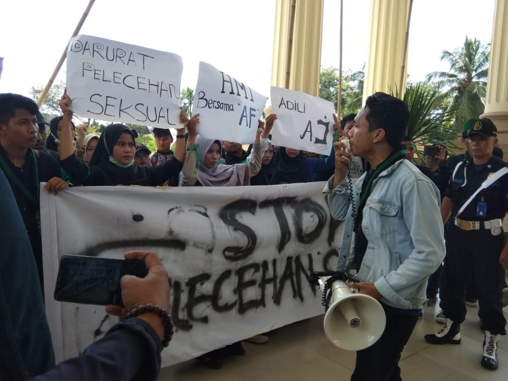 puluhan aktivis dari Himpunan Mahasiswa Islam Cabang Pontianak demo di Kejati Kalbar foto joni