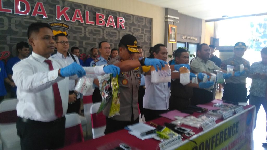 kapolda Kalbar mengungkapkan 4 kilogram sabu hasil penangkapan yang dilakukan di dua tempat berbeda foto joni