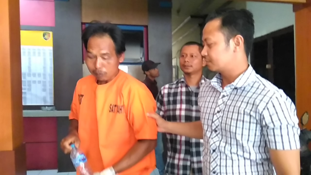 YS Ayah kandung yang jadi tersangka kasus pencabulan terhadap anaknya hingga hamil diamankan di Polresta Pontianak, Sabtu (30/3/2019) Artikel ini telah tayang di Tribunwow.com dengan judul Ayah Kandung Cabuli 5 Putrinya, 1 Korban Hamil hingga Melahirkan, http://wow.tribunnews.com/2019/03/30/ayah-kandung-cabuli-5-putrinya-1-korban-hamil-hingga-melahirkan. Editor: Lailatun Niqmah