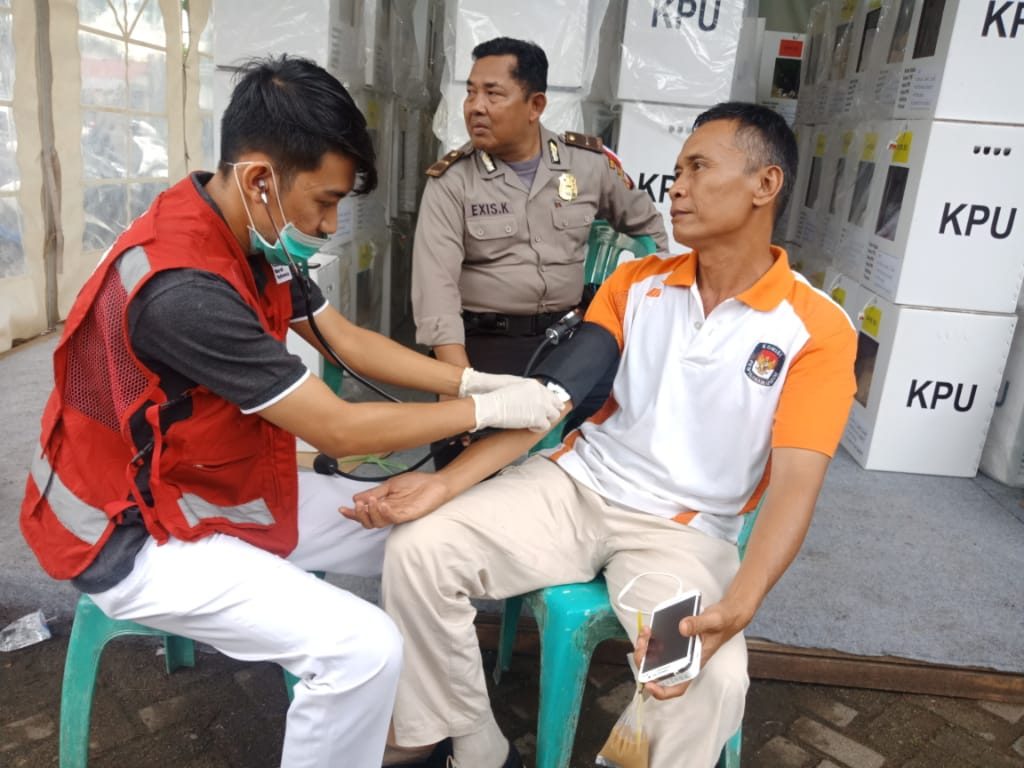 /PMI Kota Pontianak menerjunkan sekurangnya 7 relawan tenaga medis setiap harinya serta menyiagakan tim ambulan di sekitar lokasi penghitungan suara yang saat ini masih di tingkat PPK foto joni