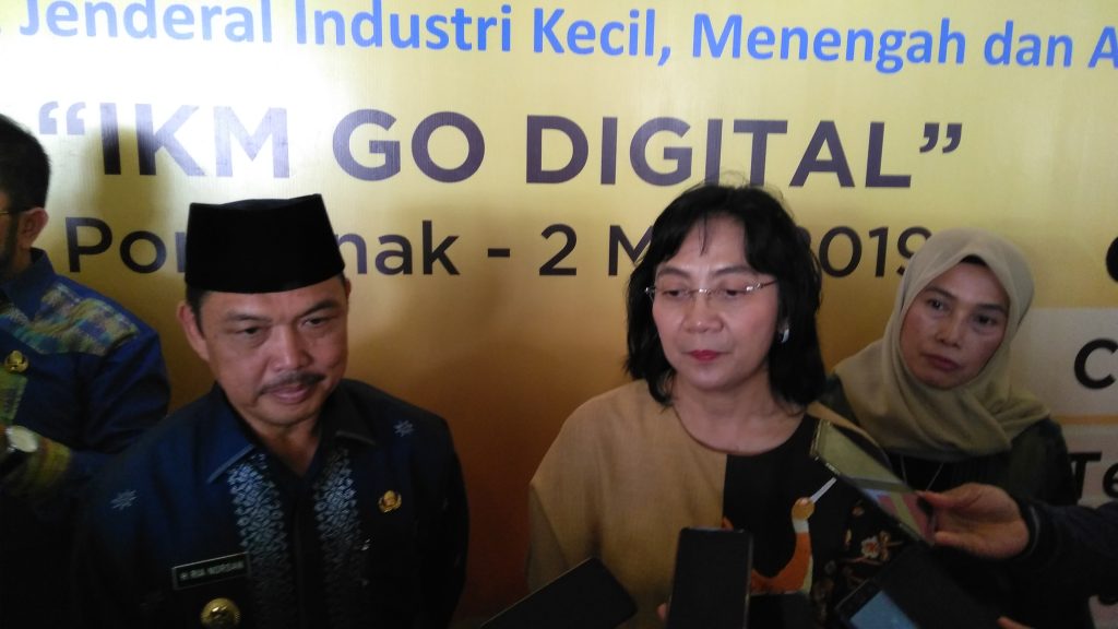 /wagub Kalbar Ria Norsan Pemprov Kalbar fasilitasi IKM yang berniat mengembangkan sayap bisnis di pasar digital melalui platform Warong Kite foto joni