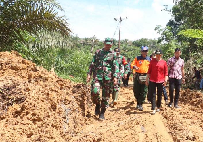 Bupati Landak, Karolin Margret Natasa meninjau lokasi bencana tanah longsor