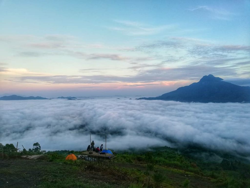 Bukit Sepancong  terletak di Desa Cipta Karya, Kecamatan Sungai Betung, Kabupaten Bengkayang,  Kalimantan Barat. 