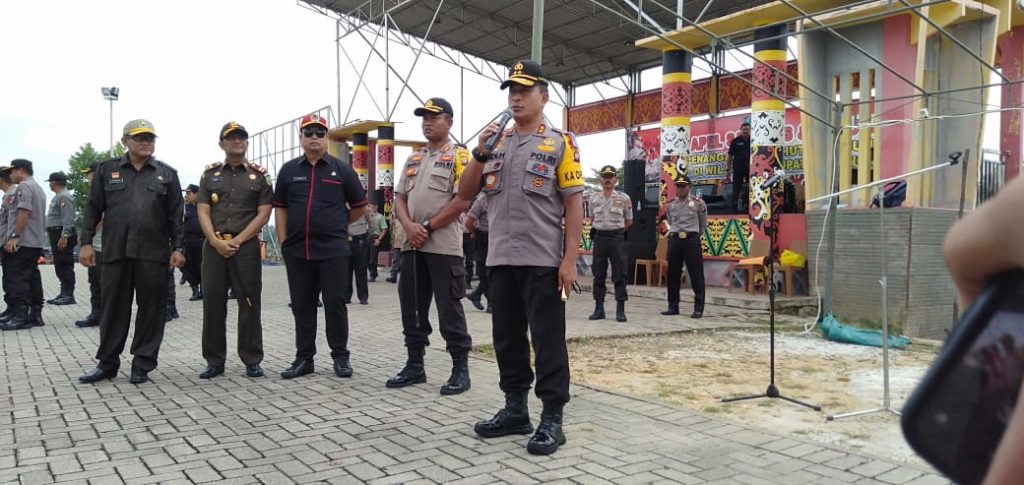  Kapolda Kalbar, Irjen Pol, Didi Haryono, didampingi Kapolres Sanggau, AKBP Imam Riyadi dan jajaran Forkompimda memberikan arahan usai simulasi pemadaman api, Jumat (26/7) di lapangan Sabang Merah