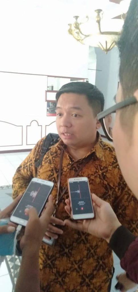 Koordinator tim KPK Tri Budi Rochmanto diwawancari awak media usai menggelar pertemuan dengan jajaran Pemkab Sanggau, Rabu (17/7).