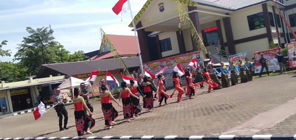 CARA PUNCAK. Tarian dari tiga etni; Dayak, Melayu dan Tionghoa, mengawali pagelaran acara puncak HUT Bhayangkara ke-73 di halaman Mapolres Sanggau, Selasa (16/7)---Kiram Akbar