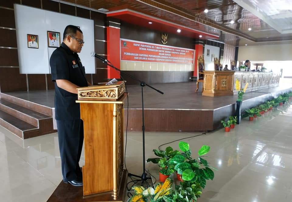 Pj Sekda Sanggau, Kukuh Triyatmaka membacakan jawaban eksekutif atas pandangan umum fraksi DPRD Sanggau, Kamis (25/7)---Kiram Akbar