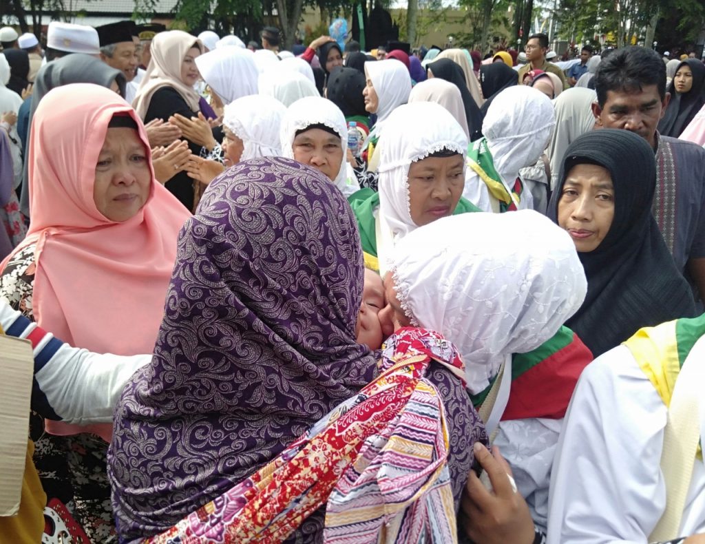 Suasana haru ketika para handai taulan melepas keluarga mereka berangkat ke Tanah Suci, Sabtu (13/7) di halaman kantor Bupati Sanggau---Kiram Akbar