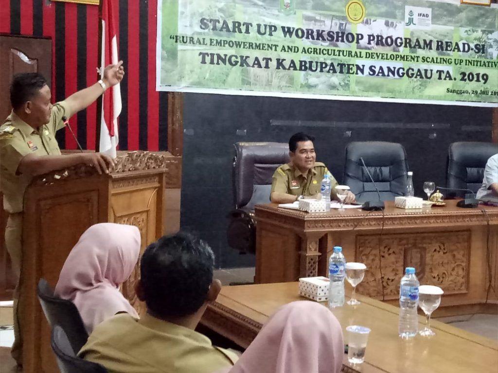 Bupati Paolus Hadi memberi sambutan sekaligus membuka start up workshop program READ-SI, Senin (29/7) di aula kantor Bupati Sanggau 