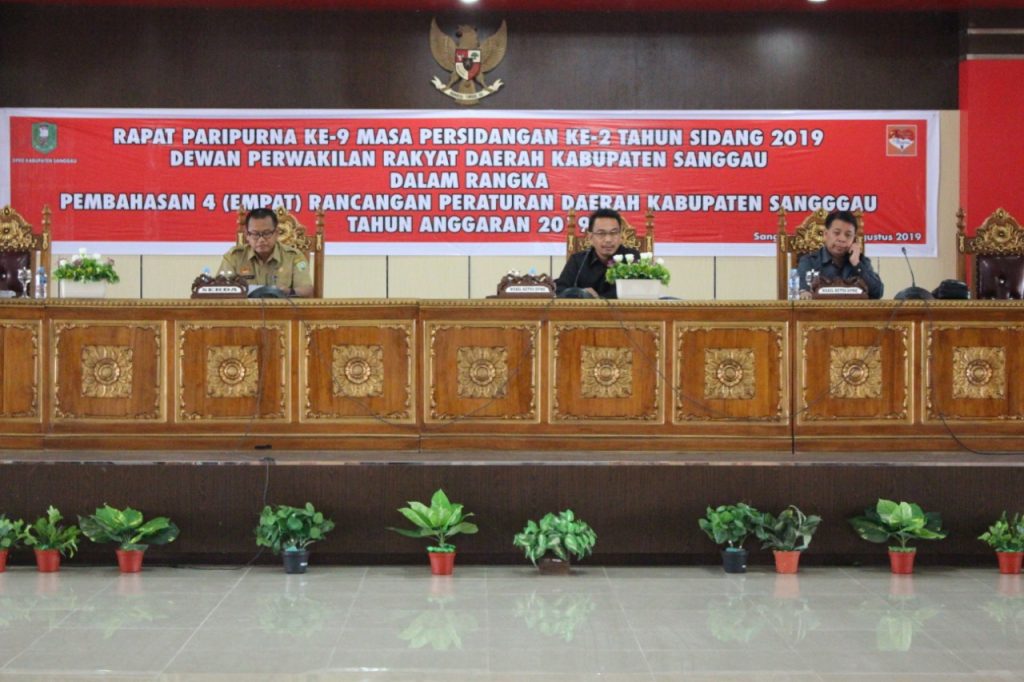 Wakil Ketua DPRD Sanggau, Hendrykus Bambang (tengah) memimpin rapat paripurna dengan agenda mendengarkan jawaban eksekutif atas pandangan umum fraksi terhadap empat Raperda eksekutif, Senin (22/7) di lantai III gedung DPRD Sanggau---Kiram Akbar