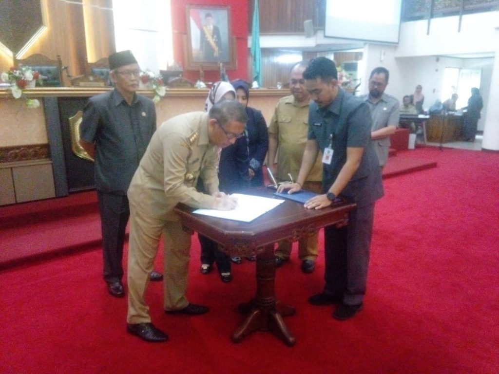 PENANDATANGANAN. Gubernur Kalbar, Sutarmidji dan Pimpinan DPRD Kalbar menandatangani KUA-PPAS TA 2020 di Balairungsari DPRD Kalbar, Senin (22/07/2019).