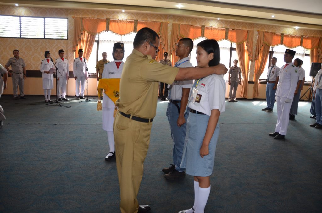 Penyematan tanda peserta oleh Pj Sekda Sanggau, Kukuh Triyatmaka ke calon Paskibra Kabupaten Sanggau 2019, Senin (29/7) di aula lantai II Kantor Bupati Sanggau 