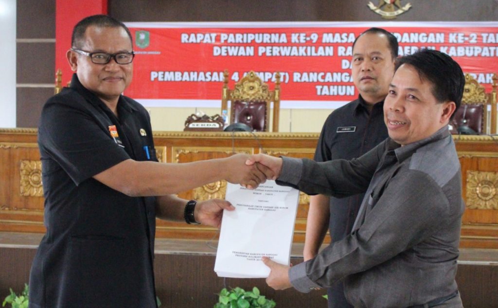  Foto--Penjabat Sekda Sanggau, Kukuh Triyatmaka menyerahkan nota pengantar empat Raperda kepada Pimpinan DPRD yang diwakili Usman, Kamis (18/7)