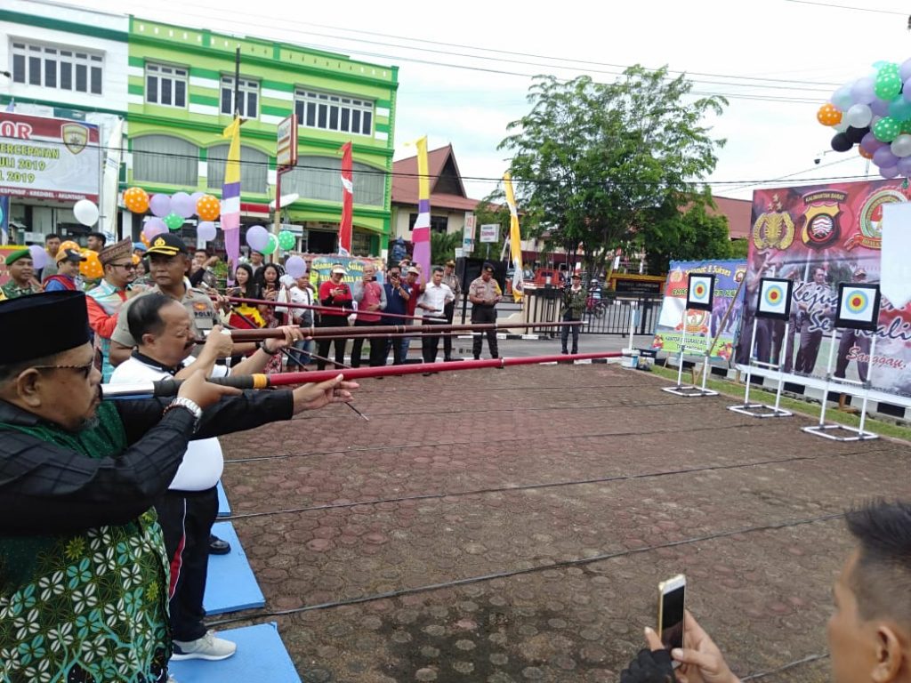 Wabup Yohanes Ontot, Kapolres, Ketua MABM dan Ketua KONI melakukan eksebisis sebelum lomba menyumpit dimulai, Jumat (12/7)---Kiram Akbar