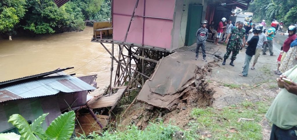 Warga dan aparat melihat langsung kondisi kios semi permanen yang ambruk di Kelurahan Bunut, Jumat (25/7).