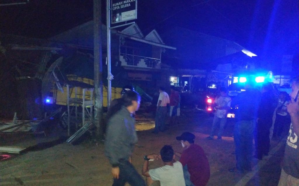 Truk yang menabrak rumah/warung milik warga di Jalan Trans Kalimantan, KM 09 Tayan (Simpang Ampar), Desa Cempedak, Kecamatan Tayan Hilir, Kabupaten Sanggau, Sabtu (20/7) sekitar pukul 22.30.