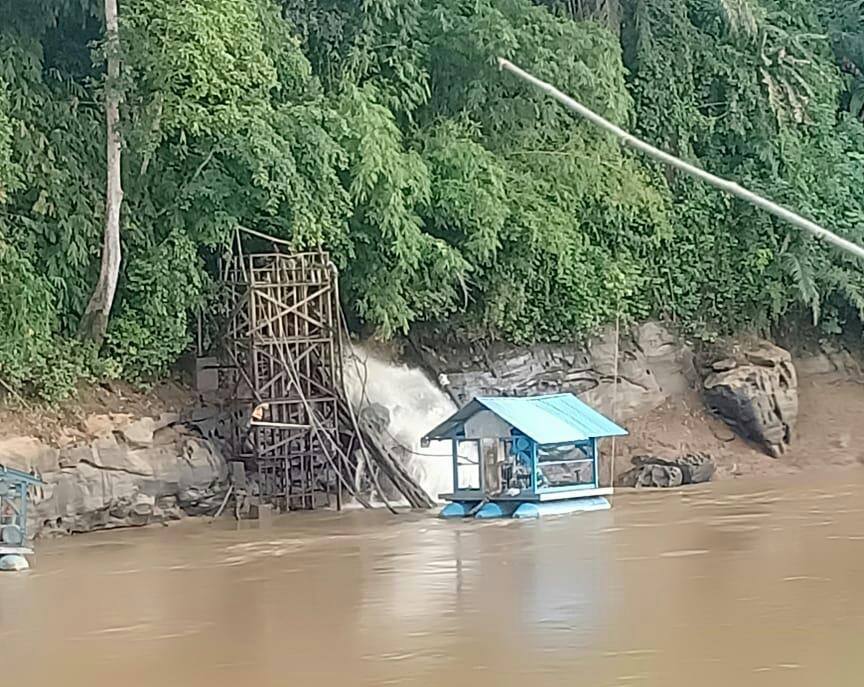 Foto--Pipa hose intake PDAM Sanggau di Sei Sengkuang putus diduga terkena kayu.