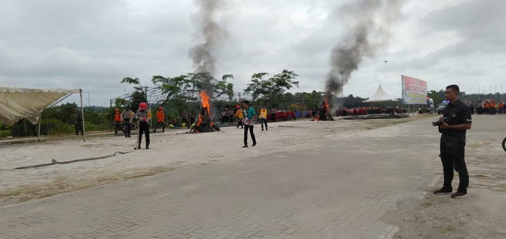 Simulasi pemadaman api yagn digelar usai apel Sarpras dan Simulasi Penanganan Karhutla tahun 2019 di Kabupatena Sanggau, Jumat (26/7) di lapangan Sabang Merah