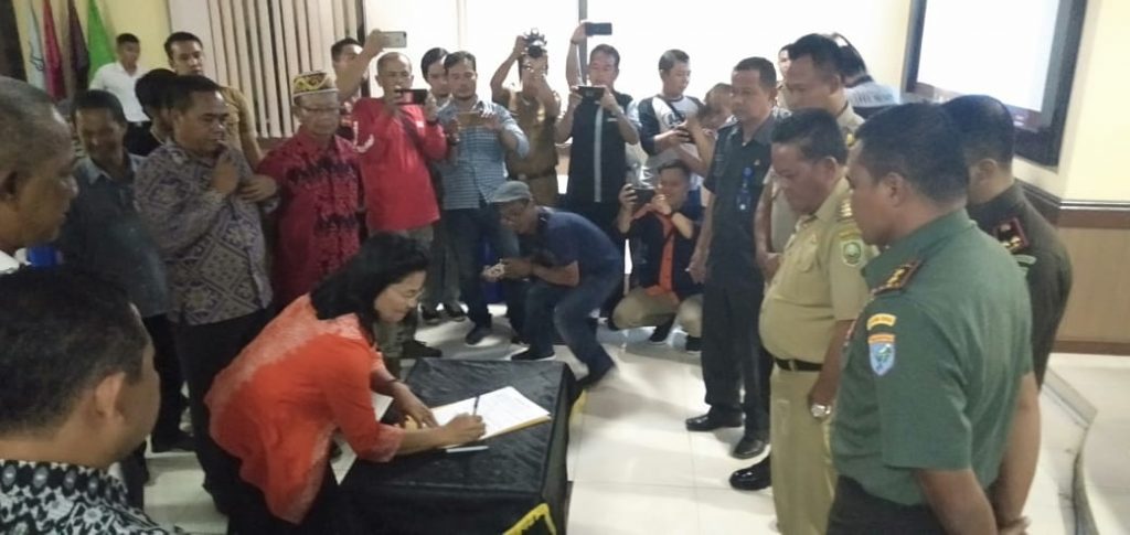 Foto—Penandatangan pernyataan sikap FKUB bersama para tokoh agama, tokoh adat, tokoh masyarakat dan tokoh pemuda yang disaksikan dan ditandatangani juga oleh Bupati dan Forkompimda, Senin (19/8) di aula Mapolres Sanggau.