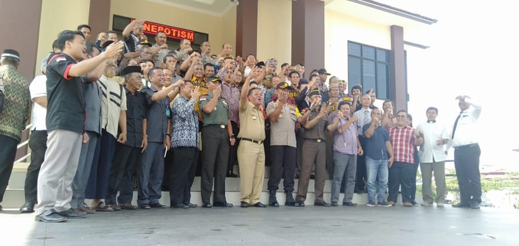 Bupati, jajaran Forkompimda serta seluruh tokoh yang hadir berfoto bersama usai melakukan pernyataan sikap