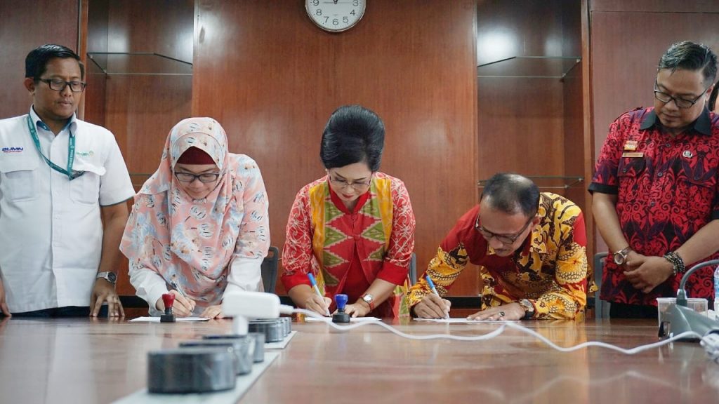 Ketua Dekranasda Sanggau, Arita Apolina bersama Devisi CSR Kantor Pusat PT. Antam Resna Handayani, Kepala Dinas Perindagkop dan UM Kabupaten Sanggau Syarif Ibnu Marwan, Divisi CHF UBP Bauksit Kalbar PT. Antam Muhammad Rusdan menandatangani MoU terkait pengembangan Batik Samer, Jumat (8/8) di Jakarta.