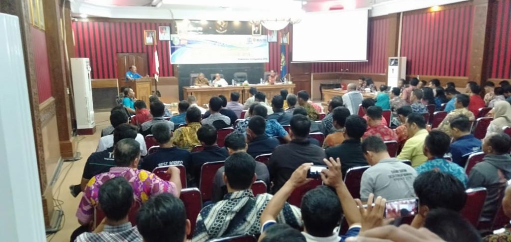 Foto—Wabup Yohanes Ontot memberikan sambutan pada rapat koordinasi verival data kemiskinan BPNT dan RTLH Tahun 2019, Jumat (23/8) di aula lantai I Kantor Bupati Sanggau