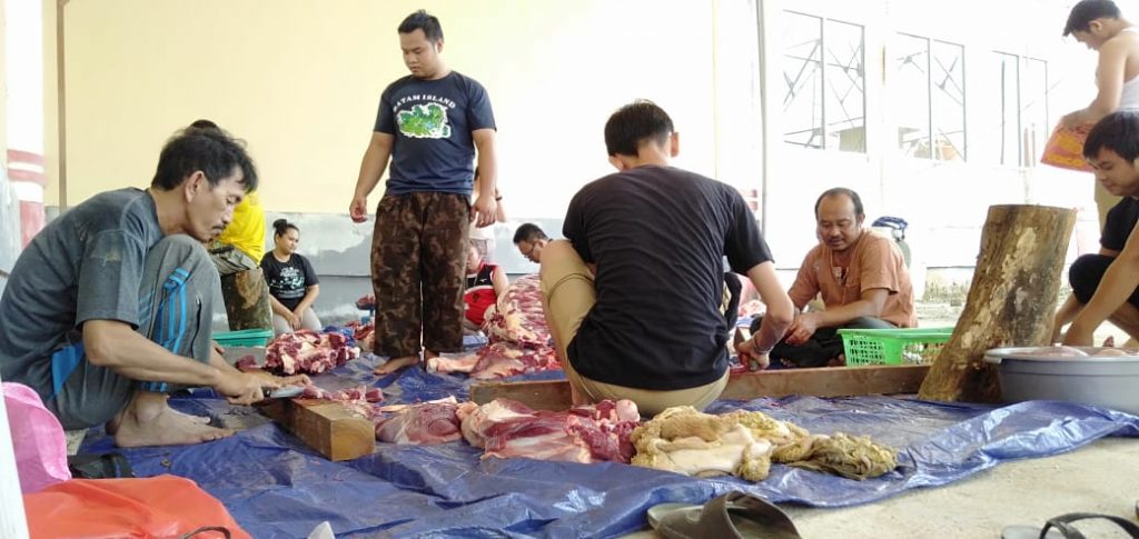 oto---Para pegawai Sekretariat DPRD Kabupaten Sanggau kompak memotong-motong daging kurban untuk dibagikan kepada yang berhak, Senin (12/8).