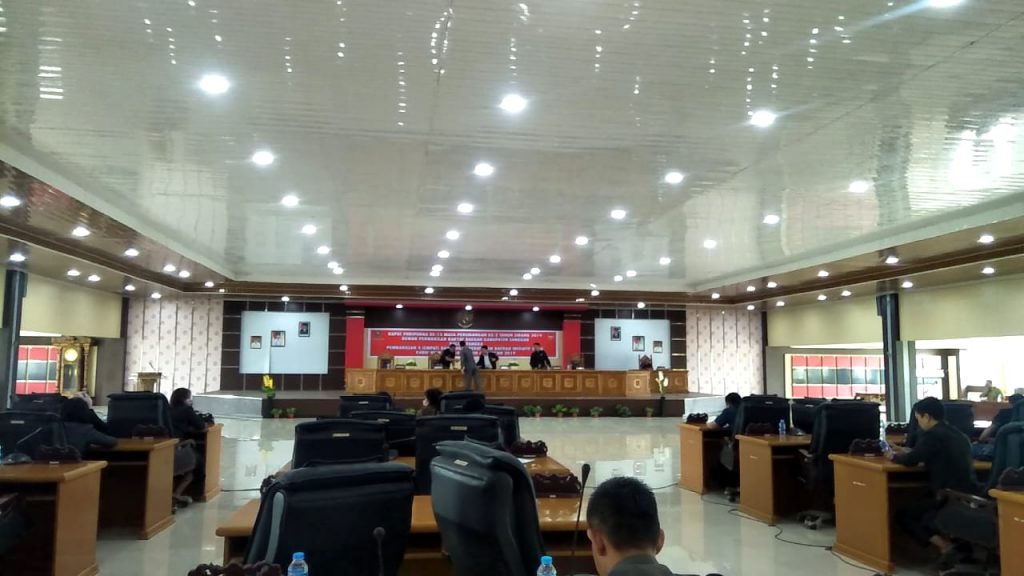 oto--Suasana sidang paripurna penyampaikan tanggapan fraksi-fraksi atas pandangan bupati terkait pembahasan empat Raperda Inisiatif DPRD Sanggau, Selasa (27/8).