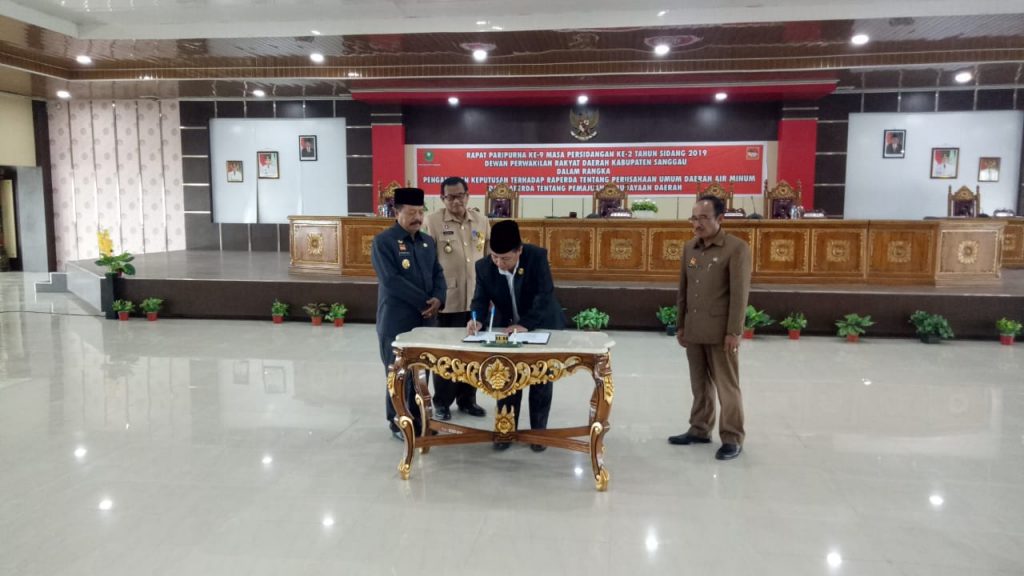 Foto—Penandatangan Raperda Perumda Air Minum dan Raperda Pemajuan Kebudayaan Daerah oleh pimpinan sidang, Usman, didampingi Wabup Yohanes Ontot, Pj Sekda dan Sekwan Sanggau, Rabu (14/8)