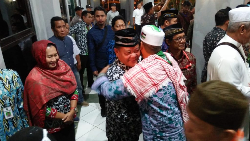 Foto---Bupati Paolus Hadi memeluk jemaah haji asal Sanggau yang baru tiba dari Tanah Suci, Selasa (27/8) malam di Asrama Haji Batam