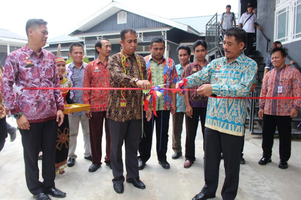 Foto-- Sekretaris Dinas Pemberdayaan Masyarakat dan Pemerintahan Desa (DPM-Pemdes) Kabupaten Sanggau Rizma Aminin membuka secara resmi Bursa Inovasi Desa (BID) Cluster III tahun 2019, Kamis (22/8)