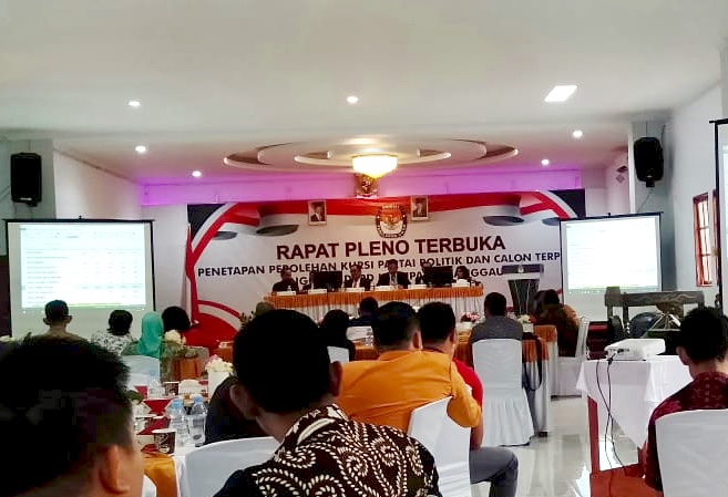 Rapat pleno penetapan perolehan kursi partai politik dan calon terpilih anggota DPRD Kabupaten Sanggau, Minggu (11/8) di hotel Golden Palace Sanggau---Kiram Akbar