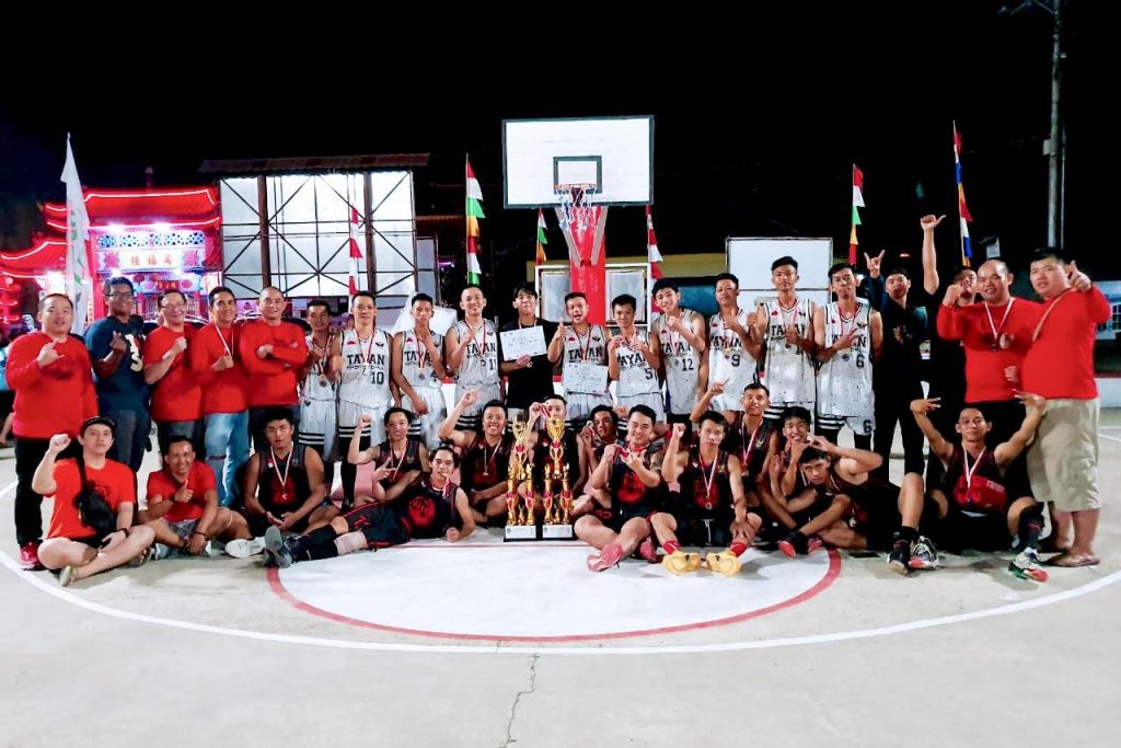 Foto--Tim Basket Kawan saat foto bersama di lapangan Perbasi Landak, Selasa (20/8) malam