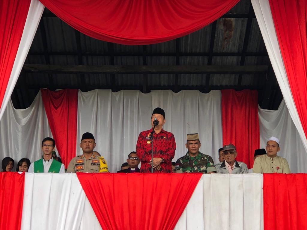 Foto—Wabup Yohanes Ontot memberi sambutan pada acara Pembacaan Doa oleh Tokoh Lintas Agama untuk Keutuhan NKRI, Jumat (30/8) di lapangan sepakbola Rawa Bhakti