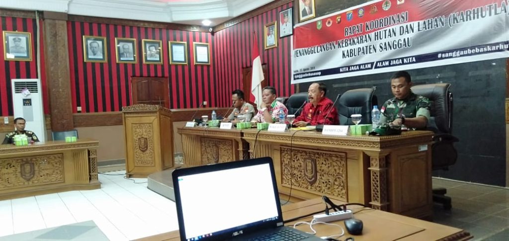 Foto---Bupati memimpin rakor penanganan Karhutla yang berlangsung di lantai I Kantor Bupati Sanggau, Kamis (15/9).