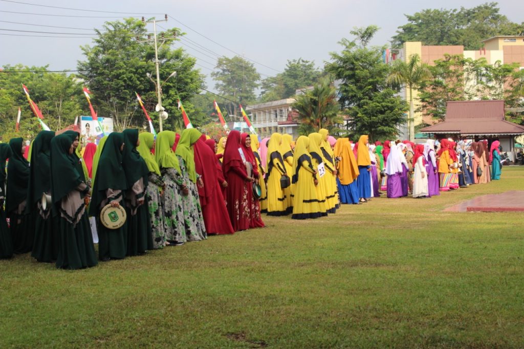 Para peserta pawai takbir berbusana muslimah