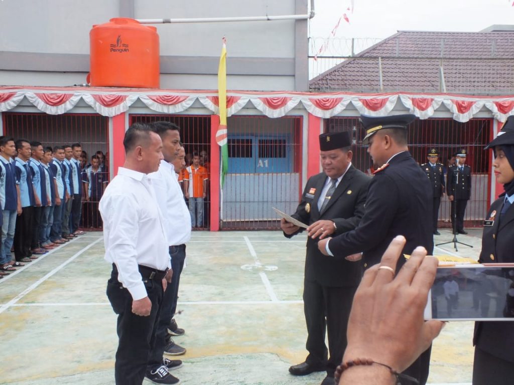 Bupati Paolus Hadi menyerahkan remisi umum 17 Agustus 2019 kepada Napi Rutan Klas IIB Sanggau, Sabtu (17/8). 