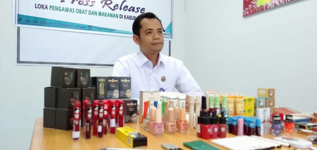 Foto---Kepala Loka POM Kabupaten Sanggau, Agus Riyanto menunjukkan kosmetik ilegal hasil sitaan dari dua kabupaten; Sanggau dan Sekadau, Rabu (21/8) di Kantor Loka POM Sanggau