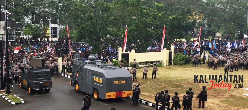 Unjuk rasa ribuan mahasiswa di DPRD Kalbar, Senin (30/9). FOTO/Lukas B Wijanarko