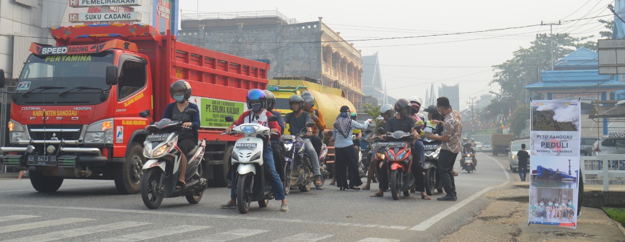 Foto---Pembagian masker yang dilakukan PLTU Sanggau di perempatan kantor cabang BRI Sanggau, sebagai bentuk kepedulian bencana asap, Jumat (20/9)