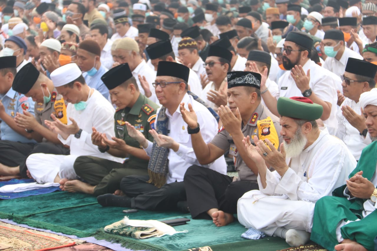 Salat Istisqa di halaman Kantor Gubernur Kalbar, Rabu (18/09/2019)