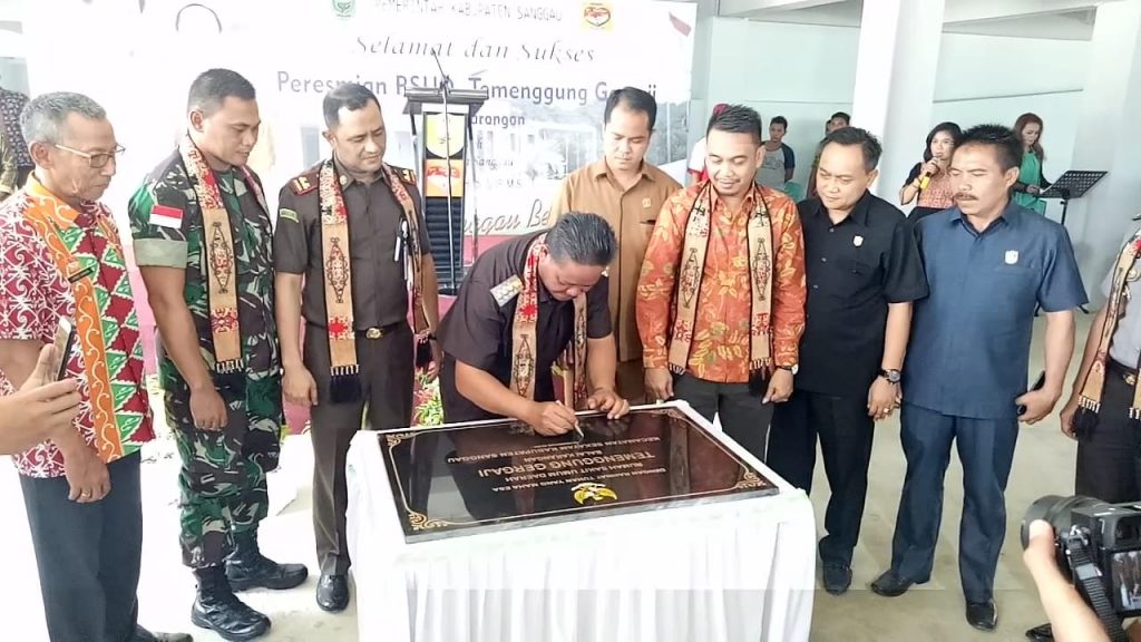 Foto—Bupati meresmikan rumah sakit Temenggung Gergaji di kawasan perbatasan Kecamatan Sekayam, Kamis (5/9) 